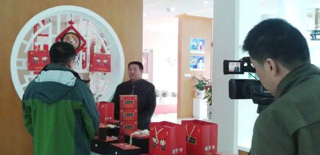 �������}�~��ͦ  �ҕ�_(t��i)���}���L